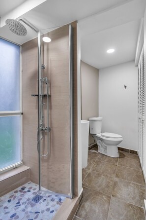 Bruser, hårtørrer, håndklæder, Sæbe