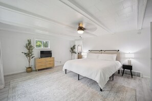 3 slaapkamers, een strijkplank/strijkijzer, internet, beddengoed