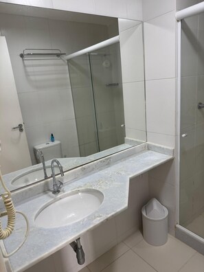 Secadora de cabello y papel de baño 
