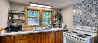 The Outpost – Creekside Charm Near Boone!