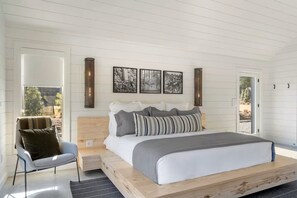 2 bedrooms, WiFi, bed sheets - Charming 2-bedroom, lakeside cabin at Lake Cypress Springs in Mt. Vernon, TX (Mount Vernon)