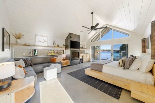 Charming 2-bedroom, lakeside cabin at Lake Cypress Springs in Mt. Vernon, TX