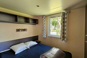 3 bedrooms, iron/ironing board, travel cot