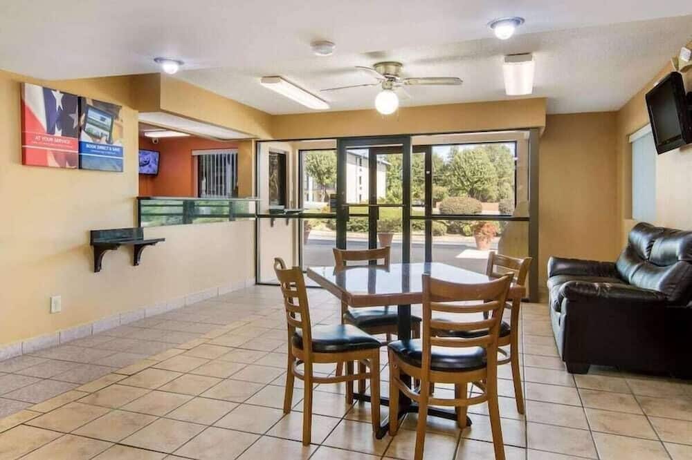 HomeTown Inn & Suites