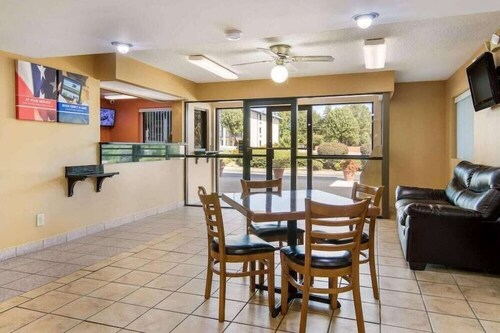 HomeTown Inn & Suites