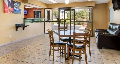 HomeTown Inn & Suites