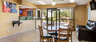 HomeTown Inn & Suites