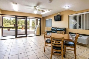 Reception - HomeTown Inn & Suites (Macon)