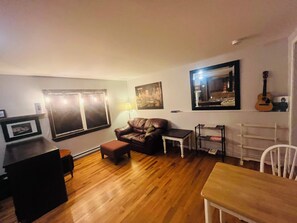 TV - Cozy 1 bedroom close to dt next to river (St. John's)