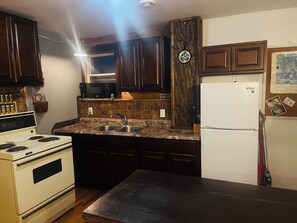 Microwave, oven, stovetop - Cozy 1 bedroom close to dt next to river (St. John's)