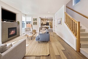 Smart TV, fireplace - Bachelor Bliss - Road to Mt Bachelor, Trails, Hot Tub, Detached ADU (Bend)