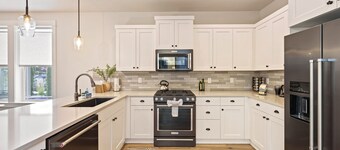 Bachelor Bliss - Road to Mt Bachelor, Trails, Hot Tub, Detached ADU