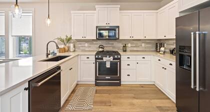 Bachelor Bliss - Road to Mt Bachelor, Trails, Hot Tub, Detached ADU