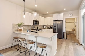 Fridge, microwave, oven, stovetop - Bachelor Bliss - Road to Mt Bachelor, Trails, Hot Tub, Detached ADU (Bend)