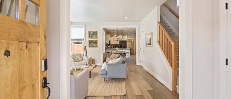 Una Smart TV, una chimenea