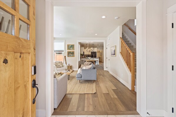 Smart TV, fireplace - Bachelor Bliss - Road to Mt Bachelor, Trails, Hot Tub, Detached ADU (Bend)