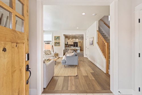 Bachelor Bliss - Road to Mt Bachelor, Trails, Hot Tub, Detached ADU