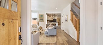 Bachelor Bliss - Road to Mt Bachelor, Trails, Hot Tub, Detached ADU