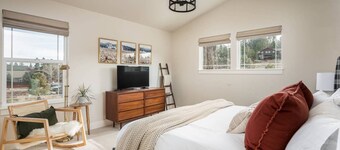 Bend Adventure Awaits! Close to Trails, Shops & Dining includes ADU unit Sleeps 10