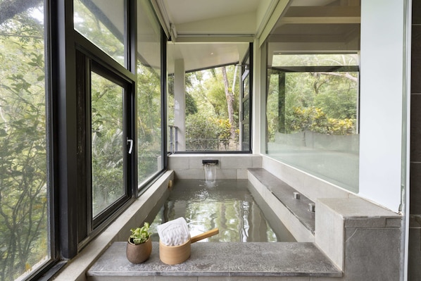 Habitación cuádruple Deluxe, vista a la montaña | Baño | Tina y regadera independientes y tina con aguas termales