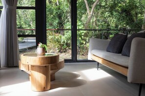 Bústaður - fjallasýn | Dúnsængur, ókeypis drykkir á míníbar, öryggishólf í herbergi, skrifborð