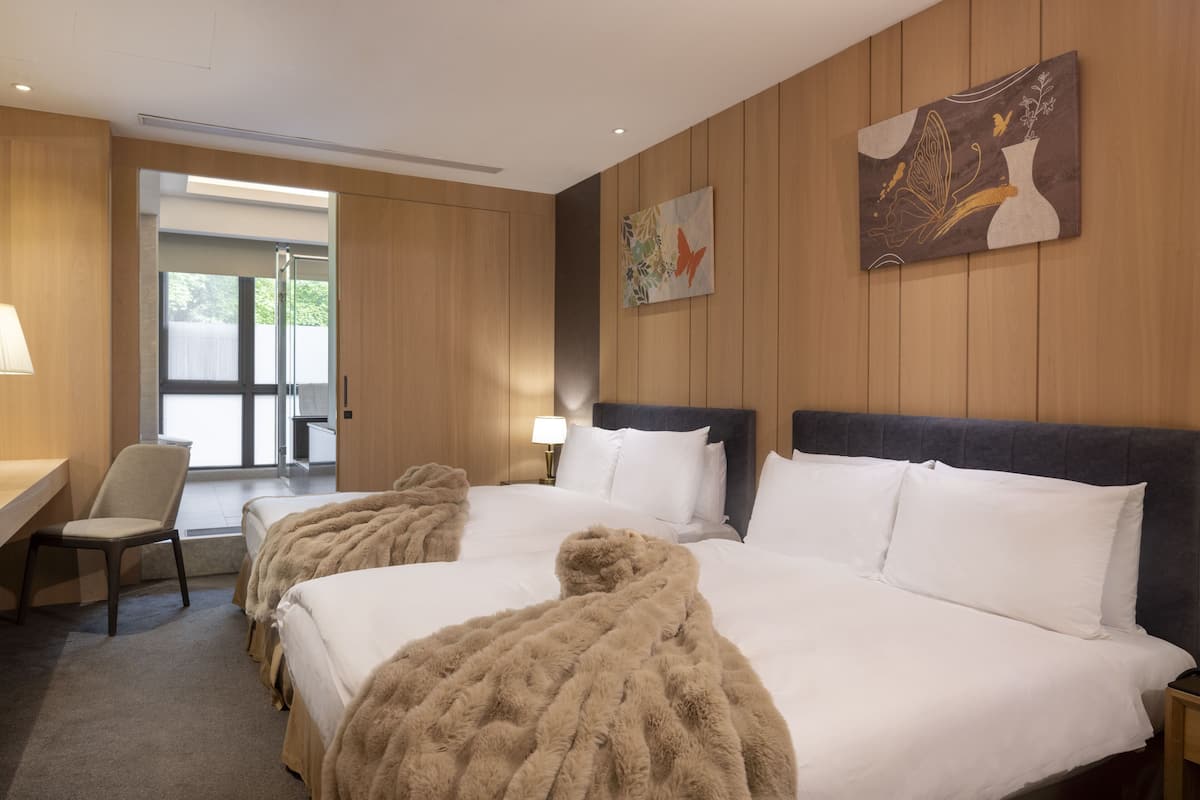 Basic-Vierbettzimmer | Daunenbettdecken, kostenlose Minibar, Zimmersafe, Verdunkelungsvorhänge