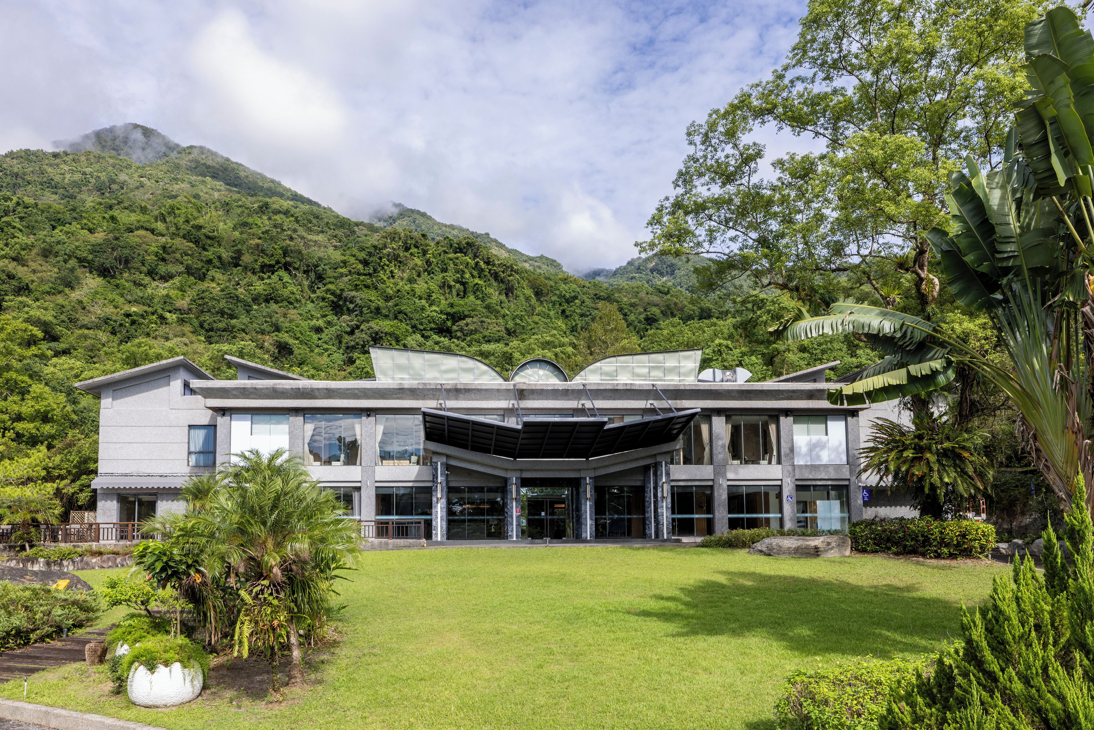 Vista frontal de la propiedad