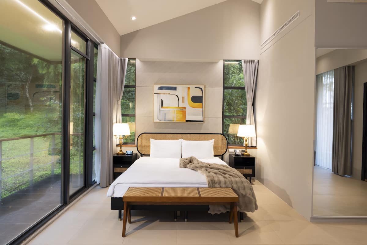 City-Ferienhütte, Bergblick | Daunenbettdecken, kostenlose Minibar, Zimmersafe, Verdunkelungsvorhänge