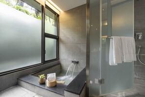 Habitación cuádruple de estilo japonés, vistas a la montaña | Baño | Bañera y ducha independientes y bañera de agua termal