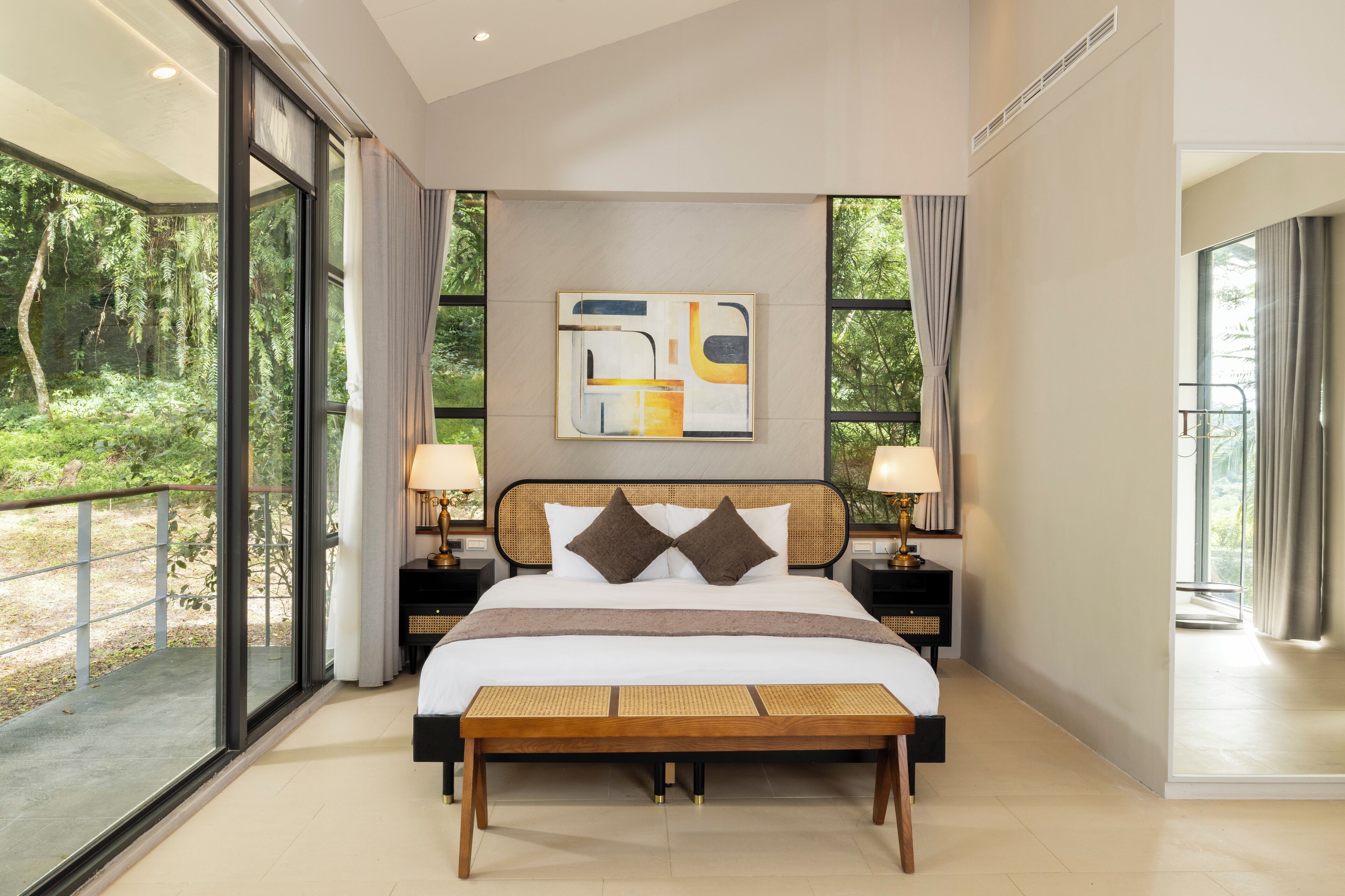 Leisure Villa | Down comforters, free minibar, in-room safe, blackout drapes