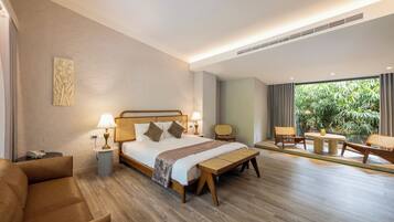 Zen Deluxe King | Down comforters, free minibar, in-room safe, desk