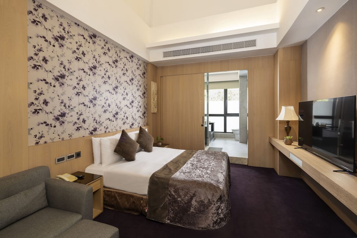 Hall Superior Double | Down comforters, free minibar, in-room safe, desk