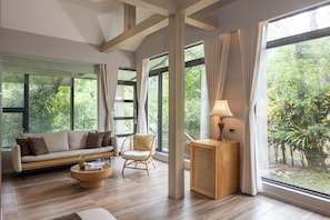 Habitación cuádruple Deluxe, vista a la montaña | Edredón y artículos del minibar gratis