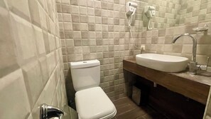 Haartrockner, Handtücher, Seife, Toilettenpapier