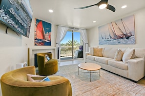 Smart TV, chimenea, futbolito, mesa de ping pong