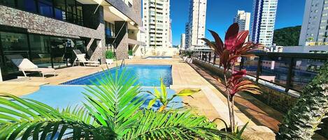 Una piscina techada, una piscina al aire libre