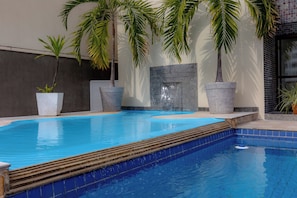 Inomhuspool och utomhuspool