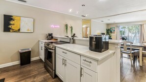 Una cocina moderna con armarios blancos, electrodomésticos de acero inoxidable y una isla grande.