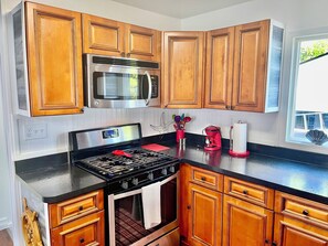 Four à micro-ondes, un four, surface de cuisson, lave-vaisselle