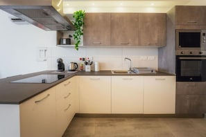 Refrigerador, microondas, horno, placa de cocina