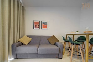 TV - Beautiful, central Gzira 1BR home w/Wifi & AC (Gżira)
