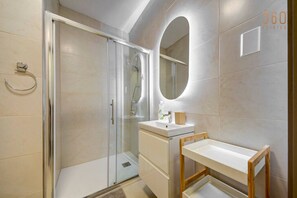 Kostenlose Toilettenartikel, Haartrockner, Handtücher, Toilettenpapier