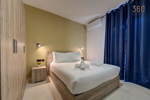 1 chambre, bureau, fer et planche à repasser, lit parapluie