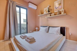 1 dormitori, escriptori, planxa i posts de planxar i wifi 