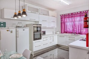 Fridge, microwave, stovetop, dishwasher