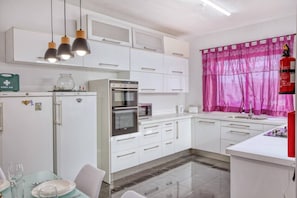 Kühlschrank, Mikrowelle, Herdplatte, Geschirrspüler