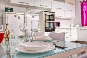 Réfrigérateur, micro-ondes, plaque de cuisson, lave-vaisselle