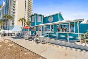 Um edifício turquesa com uma placa que diz 'Cali Highlands Beach Resort'.
