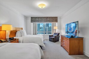 2 sovrum, värdeförvaringsskåp på rummet och skrivbord