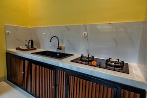 Kamar Triple Deluks, Beberapa Tempat Tidur, pemandangan kolam renang | Dapur pribadi